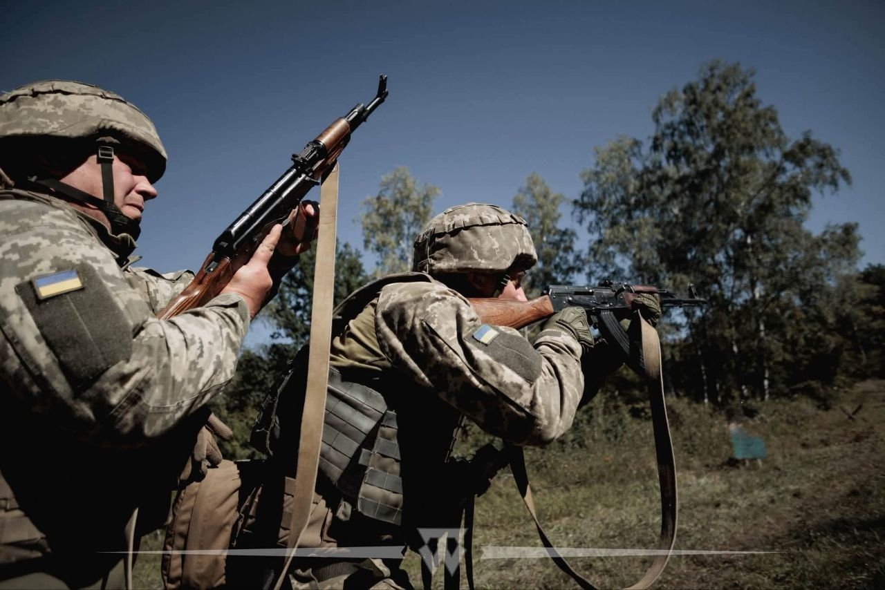 Стрільба по рухомих мішенях і розбір помилок з інструкторами: як у 58 окремій мотопіхотній бригаді готують поповнення - фото 3