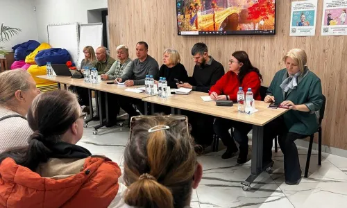За дорученням начальника Харківської обласної військової адміністрації Олега Синєгубова у Пісочинській громаді відбувся черговий виїзний захід «Турбота поруч». До зустрічі долучилися представники Управління у справах ветеранів Харківської обласної військової адміністрації, КЗ «Ветеранський простір «Пліч-о-пліч», районної військової адміністрації та громади, фахівці із супроводу ветеранів війни та демобілізованих осіб, а також керівники комунальних установ.