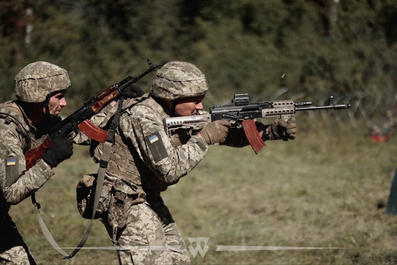 Стрільба по рухомих мішенях і розбір помилок з інструкторами: як у 58 окремій мотопіхотній бригаді готують поповнення - фото 1