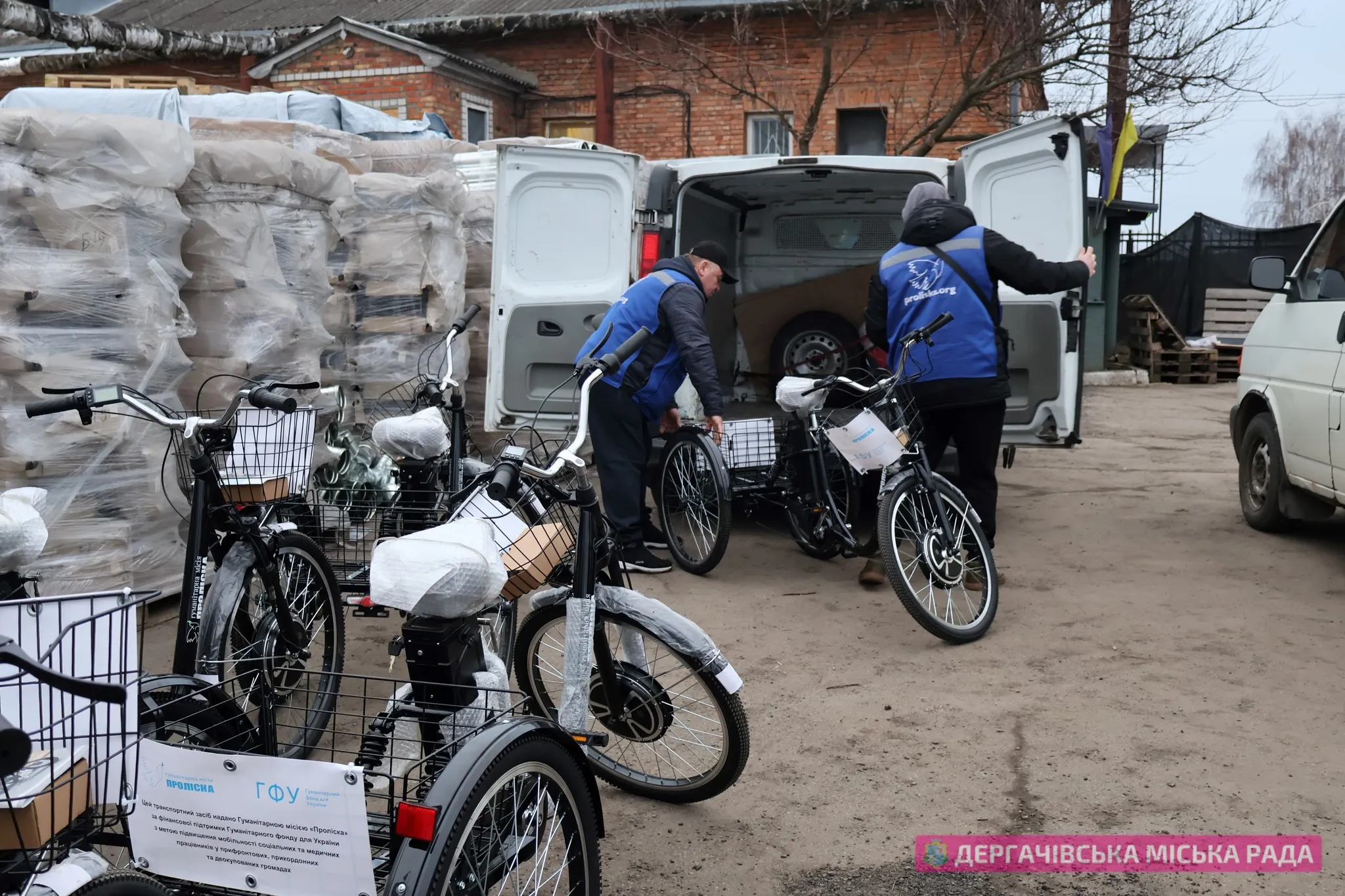 За сприяння Харківської обласної військової адміністрації, гуманітарної місії Проліска - Харків та «Гуманітарного фонду для України» Дергачівська громада отримала 23 електро-велосипеди.