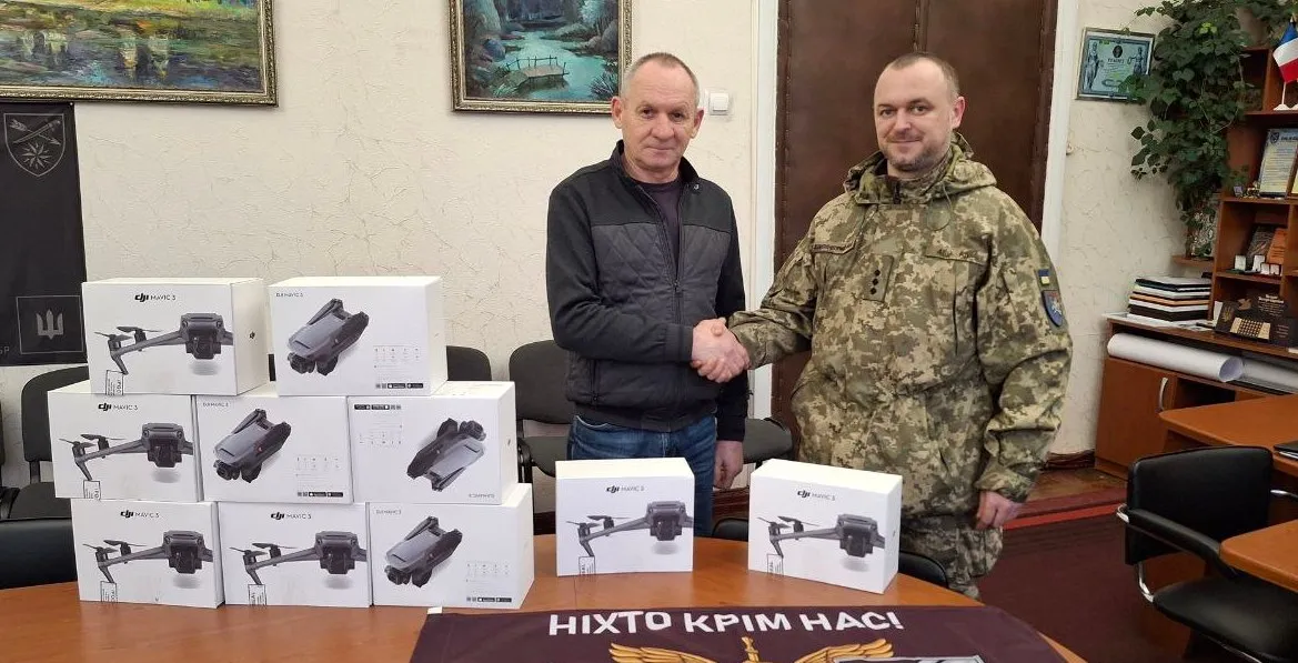 Фото Валківської міської ради Від імені мешканців Валківської громади Валерій Скрипніченко передав чергову партію безпілотних літальних апаратів (мавіків) для захисників України.