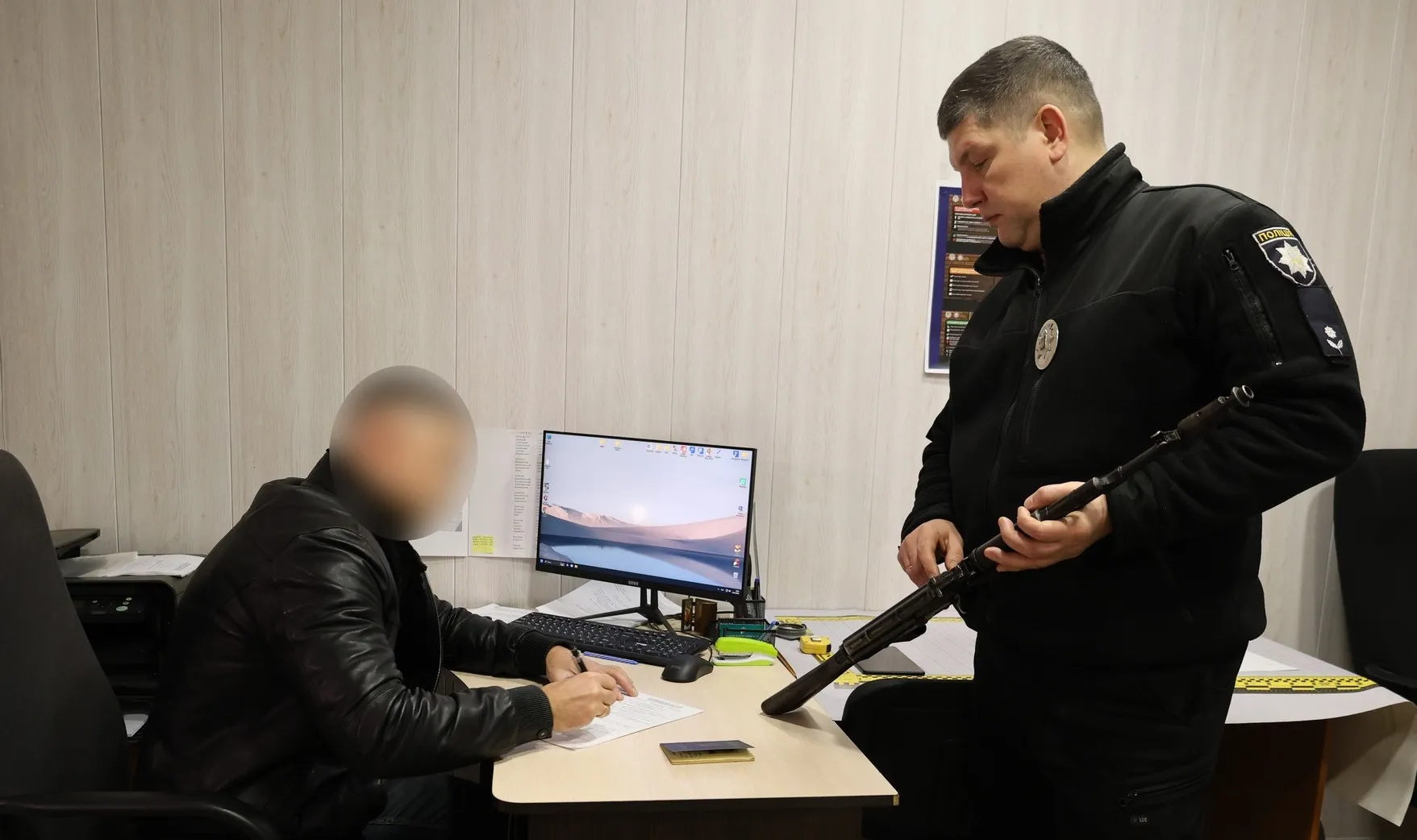 Фото поліції Харківщини За перший місяць заходів з декларування зброї до поліцейських Харківщини звернулося 169 громадян. Мешканці Харкова та області задекларували у поліції 190 одиниць вогнепальної зброї та понад 41 тисячу боєприпасів.