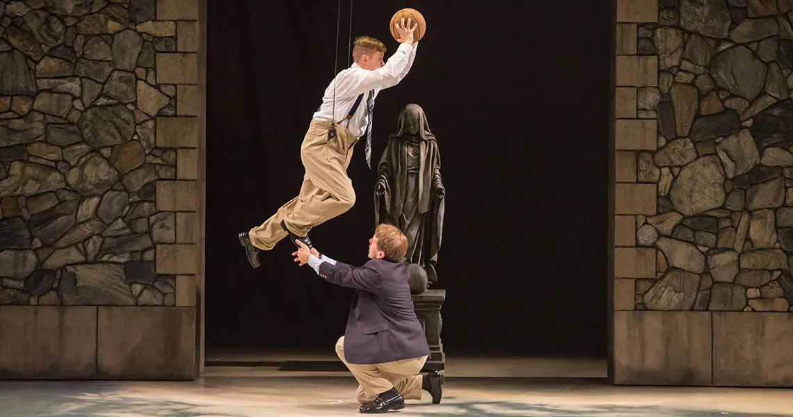 Сцена з вистави "Молитва за Овена Міні". Фото: Мікі Шаффнер cincyplay.com/archive/a-prayer-for-owen-meany Сага про дружбу і віру. З мимовільним убивством і перекладом українською під обстрілами в Харкові на порталі Gromada Group