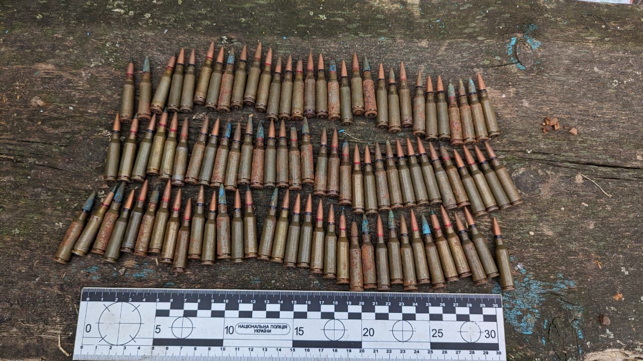 Фото: Сахновщина Поліція, фейсбук В Огіївці Сахновщинської громади у домоволодінні місцевого мешканця було виявлено патрони калібру 5,45 мм: подробиці на порталі Gromada Group