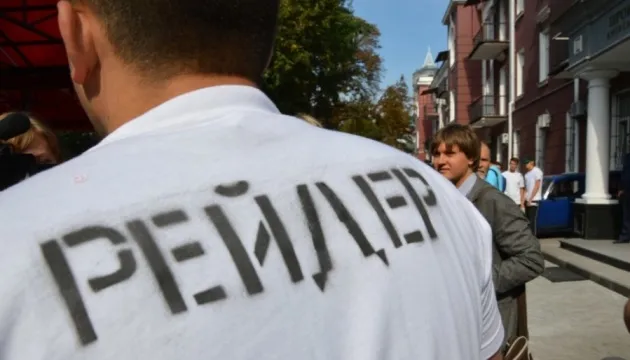 323 кримінальні провадження про рейдерство зареєстровано у 2024 році за даними Офісу Генпрокурора. Найбільше справ зареєстровано через підробку документів. До суду надійшло всього 28% від усіх проваджень. Водночас бізнес частіше звертається по допомогу: до 42% побільшало скарг від компаній за даними Офісу протидії рейдерству.