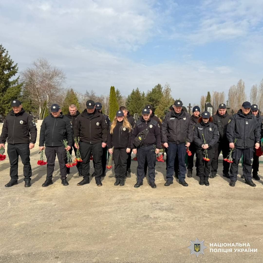 Фото: Національна поліція України Колеги та побратими вшанували пам’ять загиблого поліцейського Євгена Калгана: сьогодні виповнилось 40 днів від дня його загибелі на порталі Gromada Group