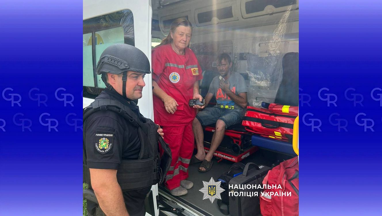 Фото: Національна поліція України Перебував на власному подвір’ї у Борщовій: пораненого російським FPV–дроном чоловіка евакуювали поліцейські на порталі Gromada Group