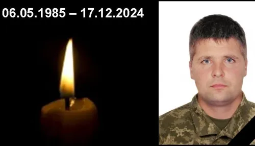 Майже двадцять місяців болісного очікування, віри та молитов завершилися гіркою звісткою — на Валківщині офіційно підтвердили загибель 39-річного захисника Юрія Коснікова. Будівельник і кухар у цивільному житті, який з перших днів війни зводив фортифікації для оборони Харкова, а згодом зі зброєю в руках вирушив на передній край, поліг у бою на Курському напрямку ще наприкінці 2024 року. Громада втратила турботливого батька, чоловіка та вірного сина своєї землі, який віддав життя за свободу України.
