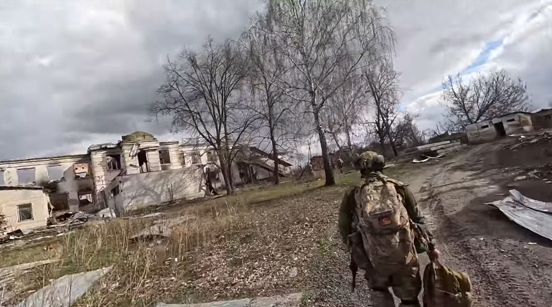 Скриншот з відео Руїни Щепкінського та Слобожанського ліцеїв, центр села та «чотириповервки»: який вигляд мають зараз Липці на порталі Gromada Group