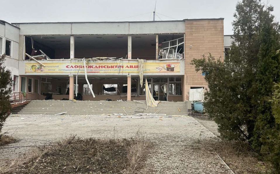 Зруйнована ворогом будівля Слобожанського ліцею / Фото: Харківська ОВА У Липецькій громаді обговорюють можливе звільнення директорів ліцеїв на порталі Gromada Group