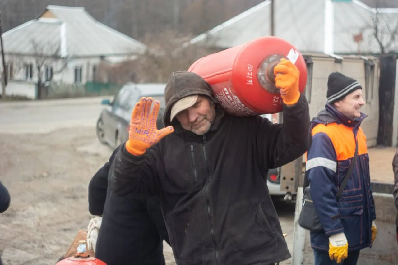 Фото: ХОВА Балони зі скрапленим газом отримують пільгові категорії населення Балаклійщини на порталі Gromada Group